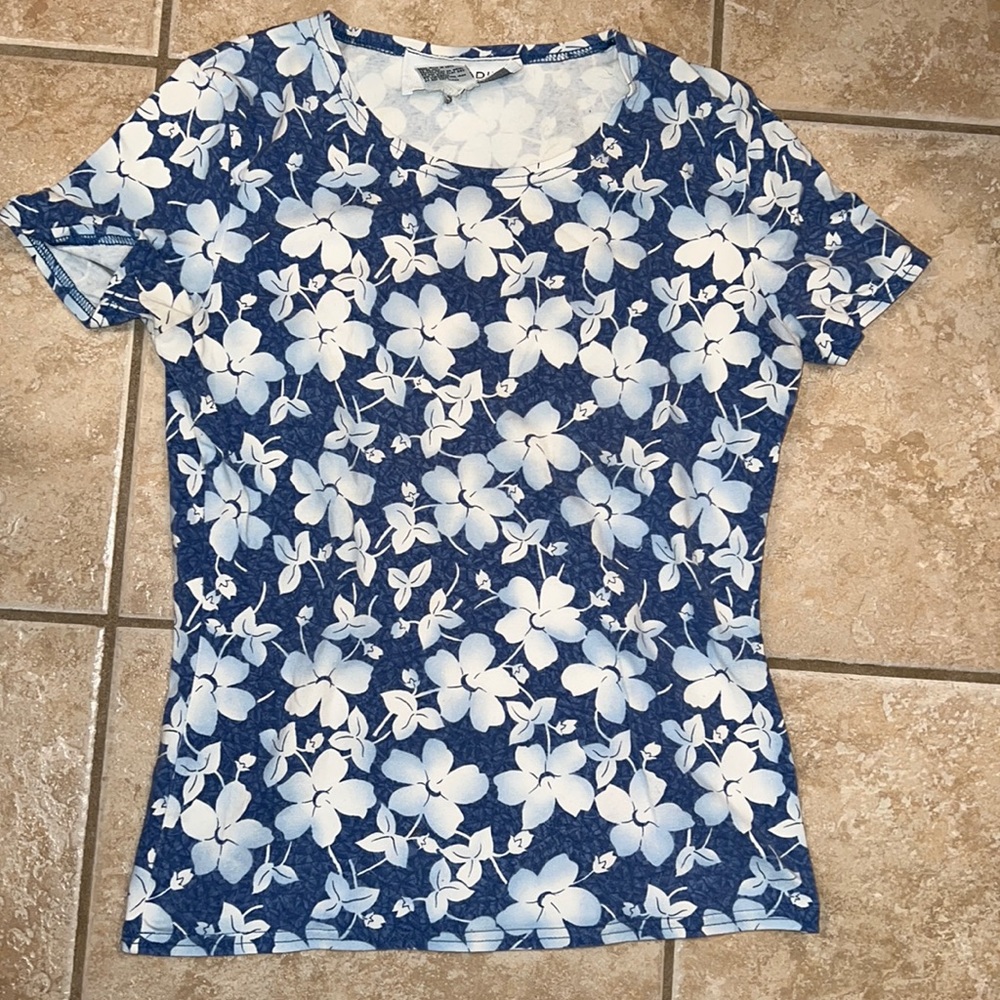 EUC pretty cotton/spandex printed floral shirt has some stretch to it